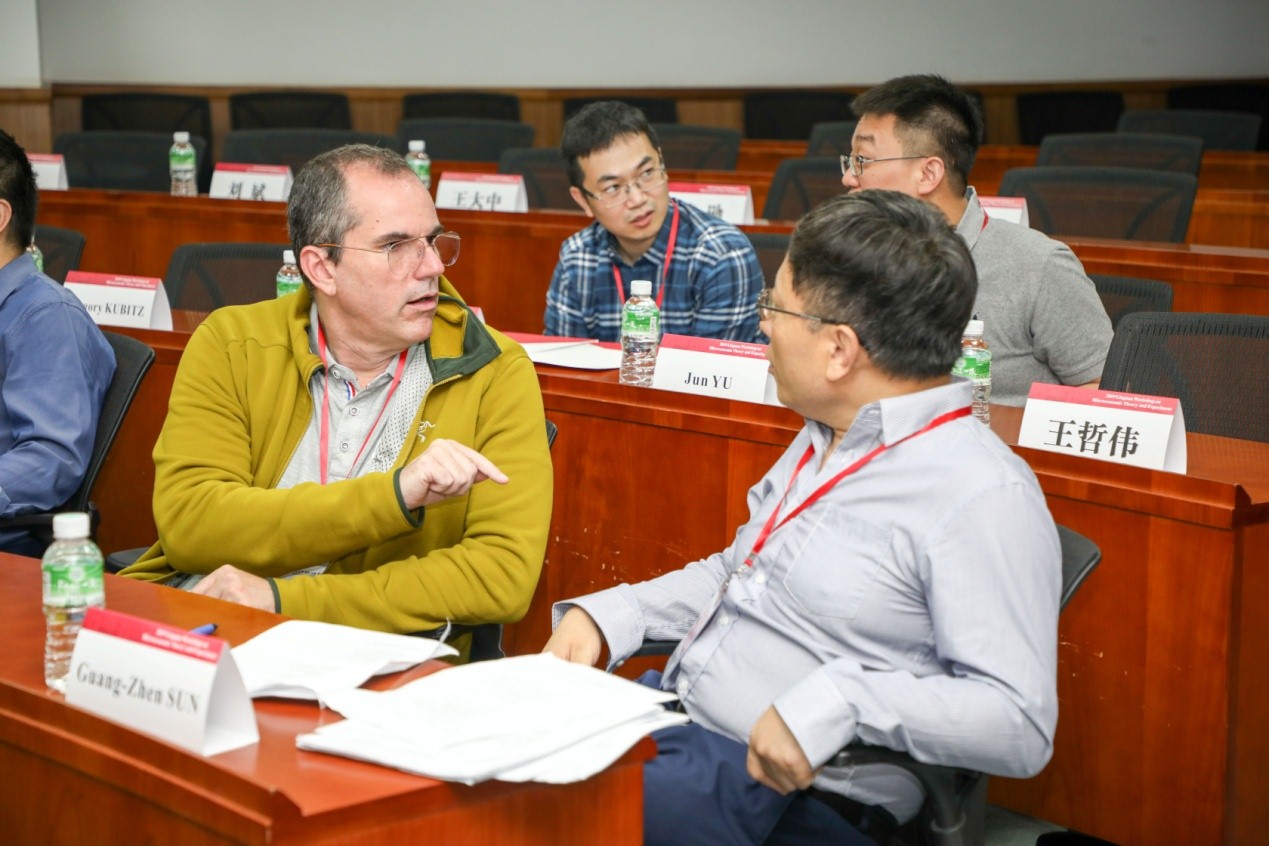 罗霖副主任指导同学们模拟演练
