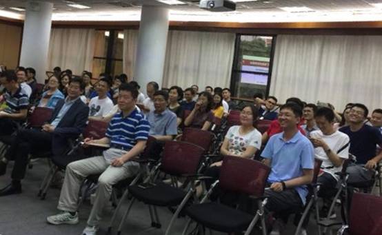 李胜兰教授作“当前广东经济形势”的主题报告