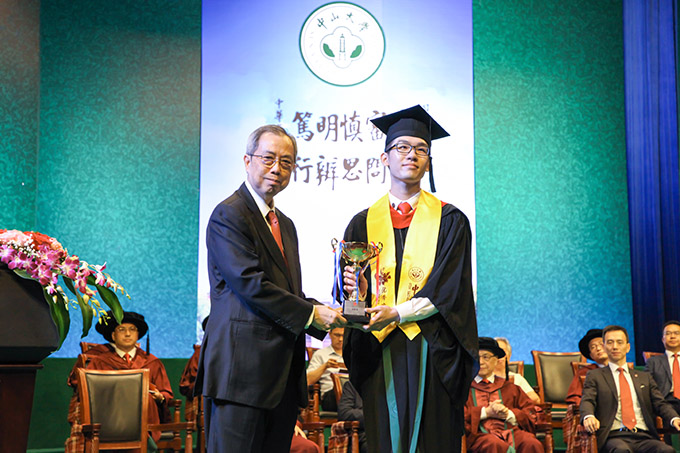 williamhill中国2018年毕业庆典隆重举行